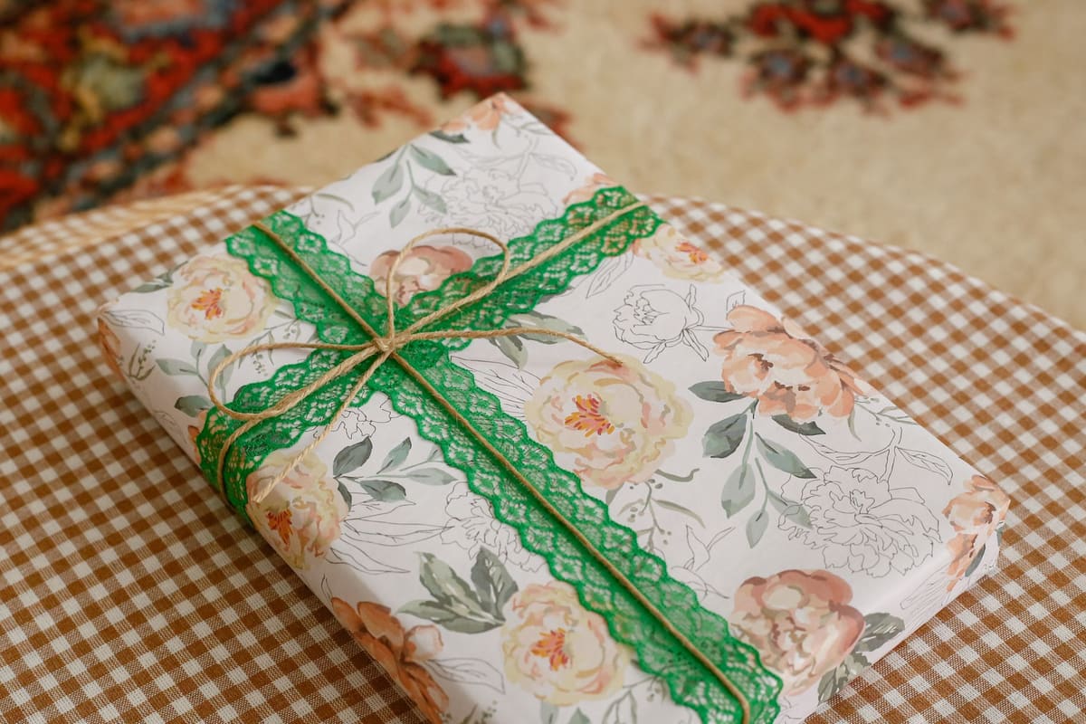 Caixas de presente, papel de seda e laços de cetim no balcão de embrulho