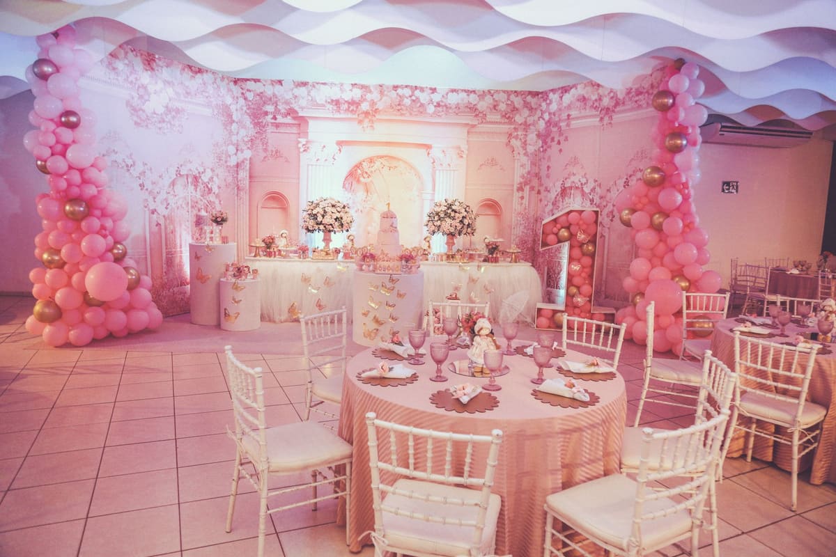 Mesa de festa decorada com doces, toppers e lembrancinhas